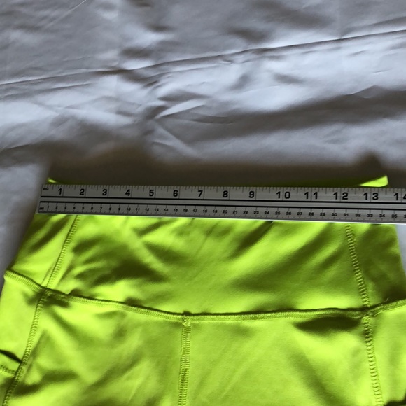 Women’s size large Daisy Fuentes fit neon yellow spandex shorts w/ side pockets - Picture 4 of 8